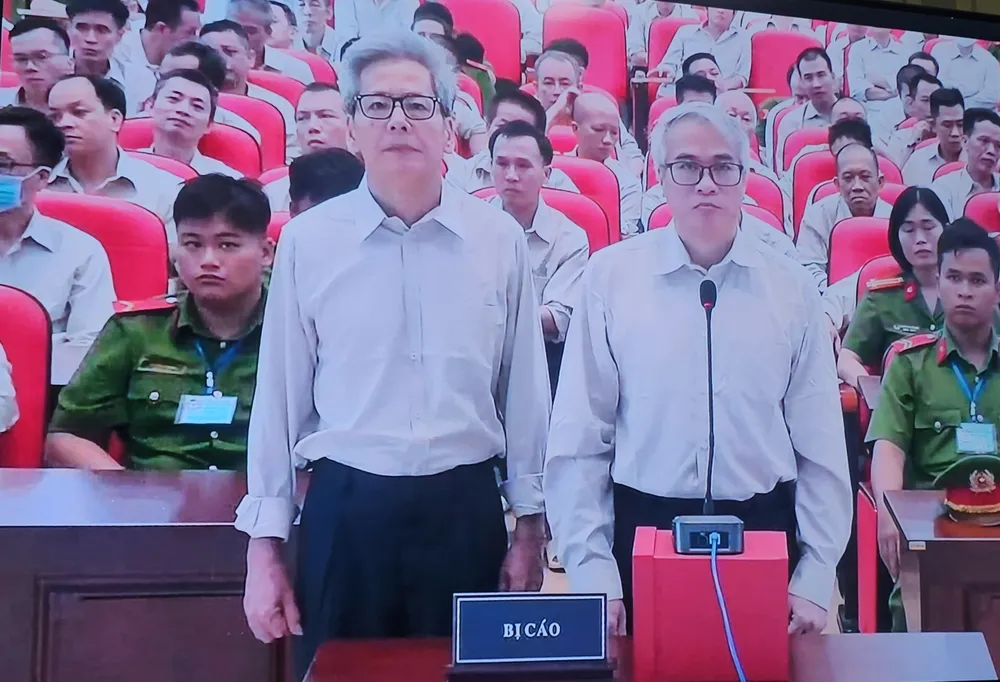 Bị cáo Trần Anh Quân - cựu quyền Trưởng phòng VAR (bìa trái) và bị cáo cựu Cục trưởng Cục đăng kiểm Đặng Việt Hà trả lời xét hỏi. Ảnh: SONG MAI đại án đăng kiểm .jpg
