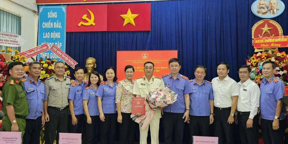 Tân viện trưởng VKSND quận 1 chụp ảnh cùng các lãnh đạo VKS TP và các cơ quan tư pháp tại quận 1. Ảnh: SONG MAI trao quyet dinh vksnd quan 1.jpg