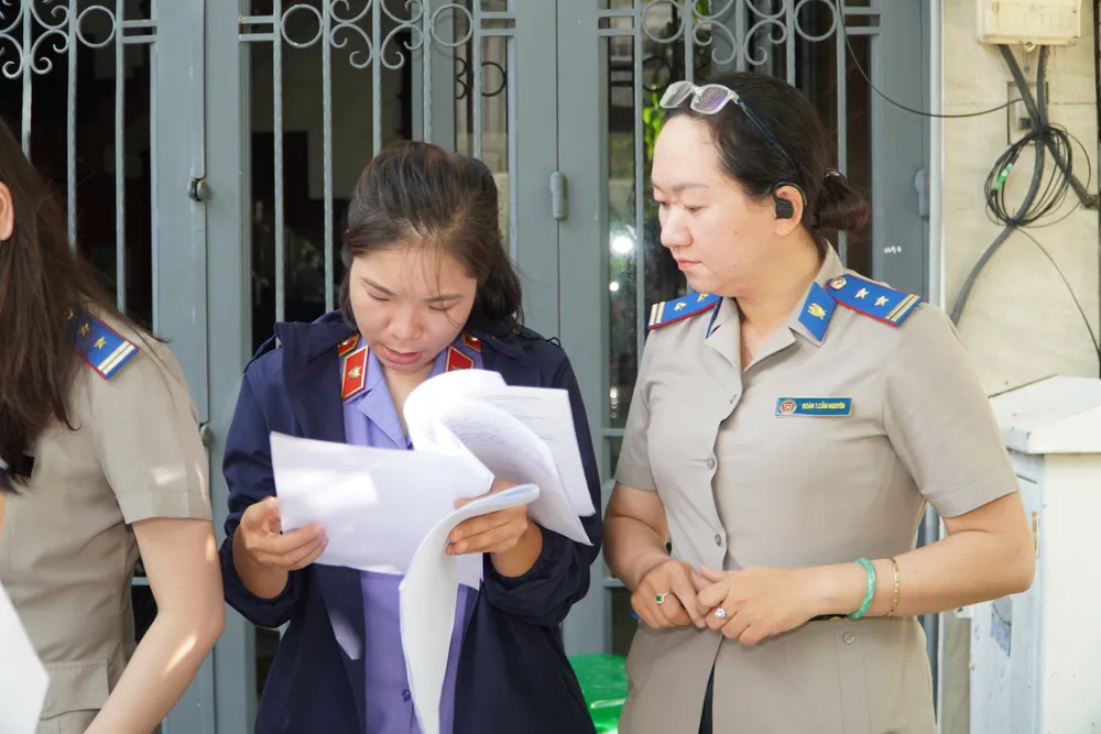 Chấp hành viên cùng đại diện VKS tại buổi cưỡng chế kê biên tài sản. Ảnh: CT thi hanh an dai an huyen nhu 1.jpg