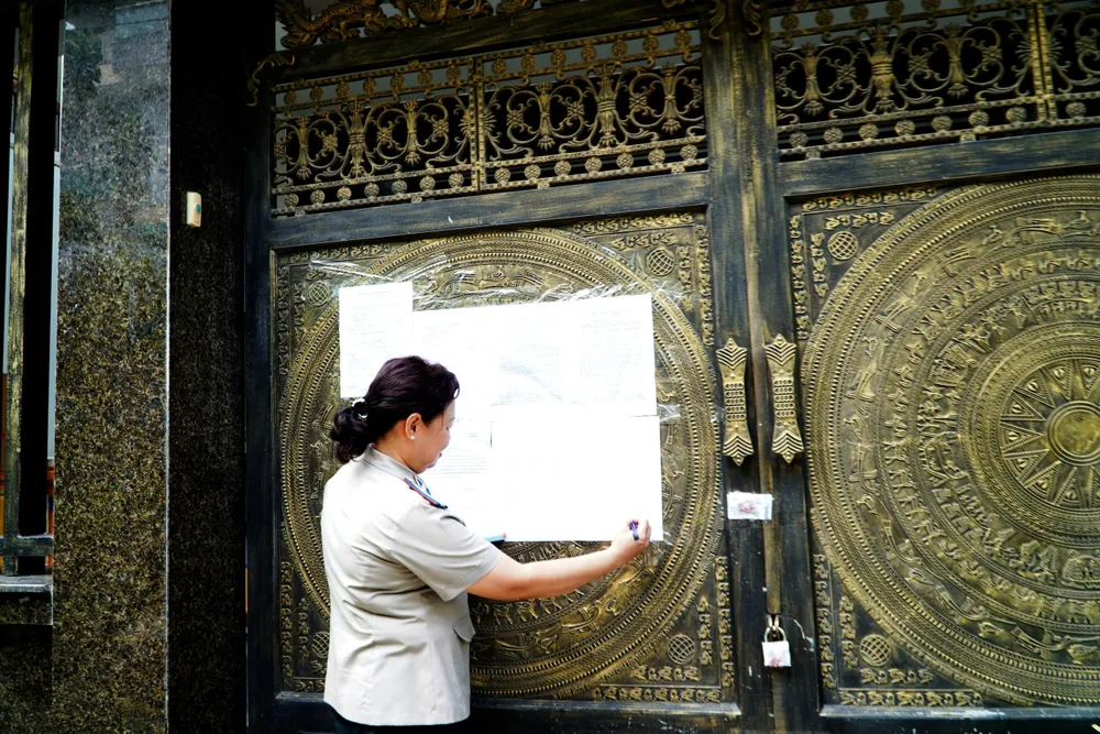 Việc cưỡng chế kê biên, kiểm tra hiện trạng tài sản là nhà, đất tại địa chỉ số 47 đường số 101 nhằm thi hành bản án liên quan đến đại án Huyền Như và đồng phạm. Ảnh: CT thi hành án đại án huyền như.jpg