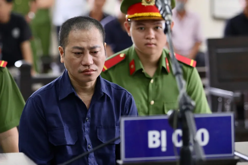 Người tự xưng "sư thầy Thích Tâm Phúc" tại phiên tòa sơ thẩm ngày 6-8. Ảnh: HOÀNG GIANG bị cáo Nguyễn Minh Phúc .jpg