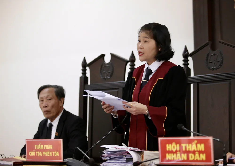 Chủ tọa phiên tòa Hà Thị Xuân Lan - Chánh tòa hình sự, TAND huyện Củ Chi tuyên án. Ảnh: HOÀNG GIANG HĐXX tuyên án đối với Thích Tâm Phúc.jpg