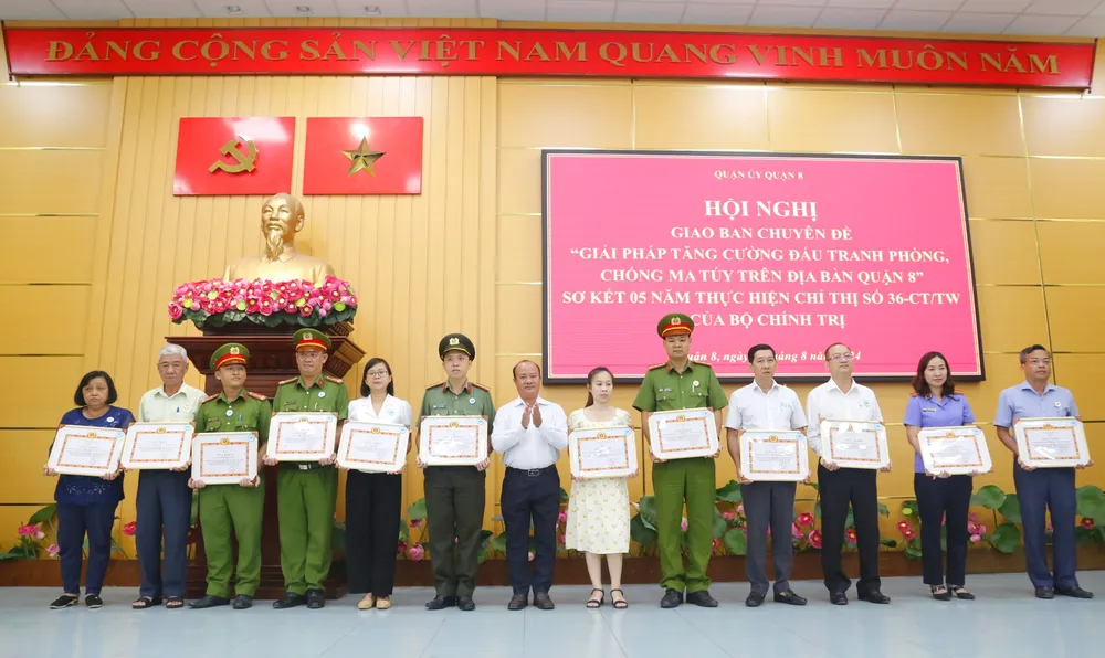 Phó Bí thư Thường trực Quận ủy quận 8 Đỗ Hữu Trí trao bằng khen cho các tập thể có thành tích xuất sắc trong 5 năm thực hiện Chỉ thị 36 của Bộ Chính trị. Ảnh: TRÚC QUỲNH VKSND quận 8