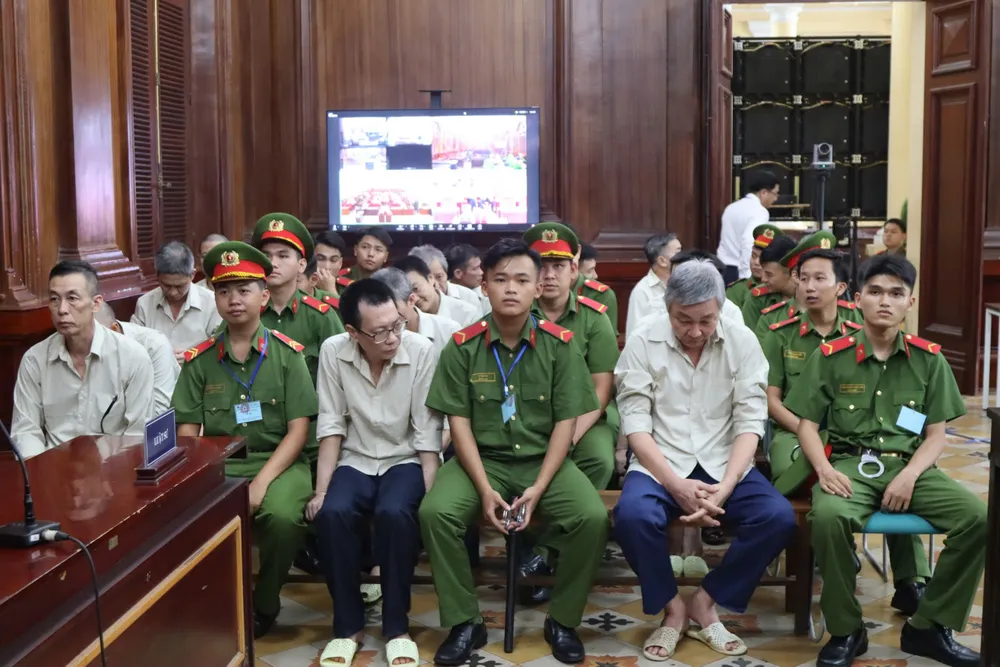 Các bị cáo trong đại án đăng kiểm tại phiên tòa. Ảnh: HOÀNG GIANG đại án đăng kiểm.jpg