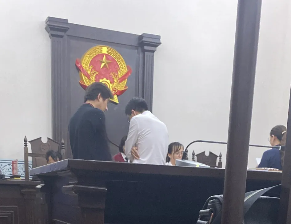 Phía người có quyền lợi, nghĩa vụ liên quan là Công ty TAD lên đứng cạnh bàn thư ký để nghe phán quyết do trời mưa lớn. Ảnh: HD phiên họp ca sĩ Sơn Tùng M-TP.jpg