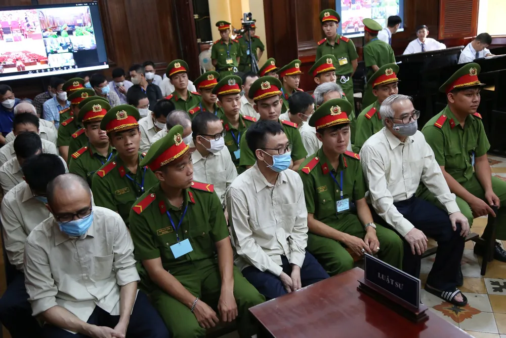Các bị cáo tại phiên tòa. Ảnh: HOÀNG GIANG các bị cáo trong đại án đăng kiểm.jpg