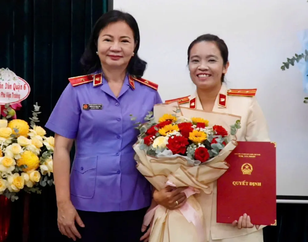 Phó Viện trưởng VKSND TP.HCM Huỳnh Thị Ngọc Hoa (bên trái) trao quyết định bổ nhiệm cho Phó Viện trưởng VKSND quận 6 Dương Thị Diễm. Ảnh: TC Phó viện trưởng VKSND quận 6.jpg