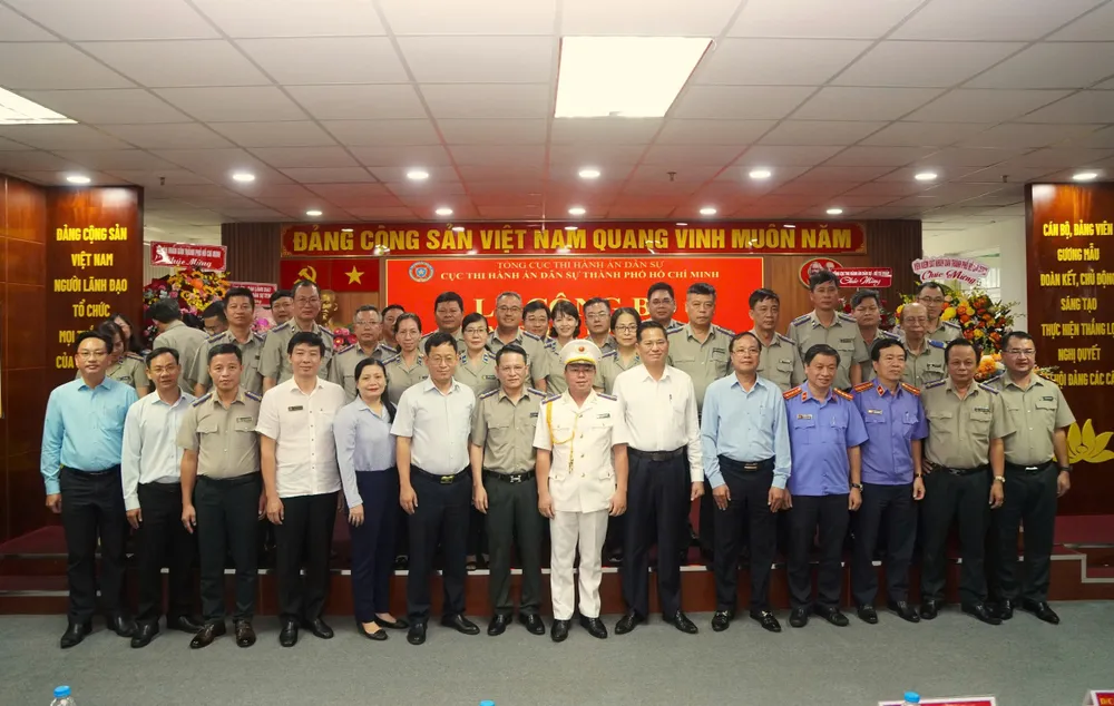 Các cơ quan, đơn vị chụp ảnh cùng tân Phó cục trưởng Cục THADS TP.HCM Đỗ Phong Hóa. Ảnh: TRẦN LINH Bo nhiem pho cuc truong cuc thads tp.hcm.jpg