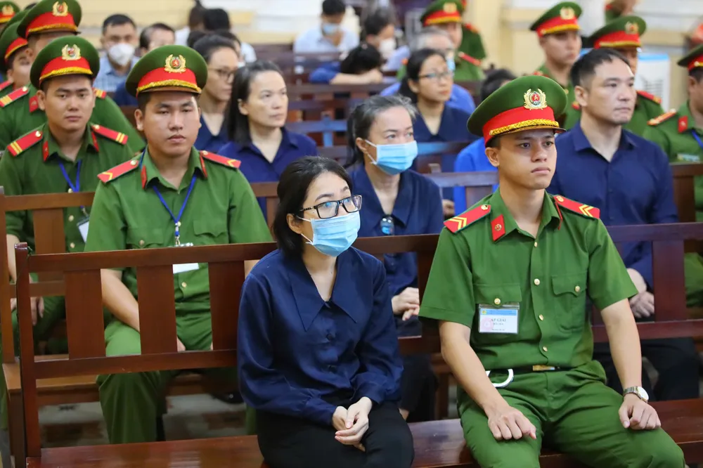 Các bị cáo tại phiên tòa xét xử Trương Mỹ Lan giai đoạn 2. Ảnh: NGUYỆT NHI Phien toa Truong My Lan.jpg