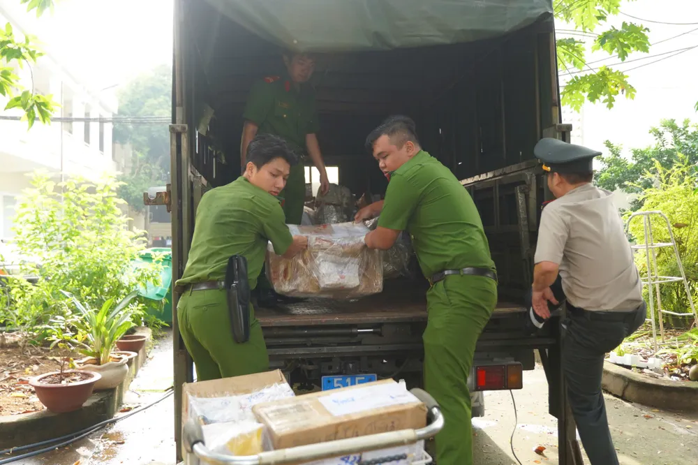 Lực lượng cảnh sát của Phòng cảnh sát hình sự và hỗ trợ tư pháp - Công an TP.HCM vận chuyển ma túy bằng xe chuyên dụng để chở đến kho tiêu hủy. Ảnh: SONG MAI Cuc THADS TP.HCM tieu huy ma tuy 1.jpg