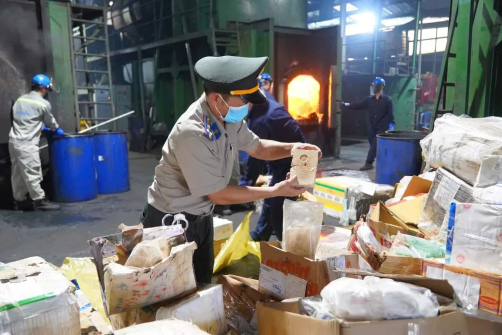 Một bánh Heroin là tang vật trong vụ án được mang đi tiêu hủy. Ảnh: CT Cuc THADS TP.HCM tieu huy ma tuy .jpg