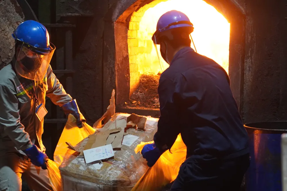 Quá trình tiêu hủy ma túy sẽ được kiểm soát chặt chẽ và phải xác định số lượng ma túy đốt cháy hết thành tro, không còn giá trị sử dụng. Ảnh: CT cuc thads tp.hcm tieu huy ma tuy.jpg