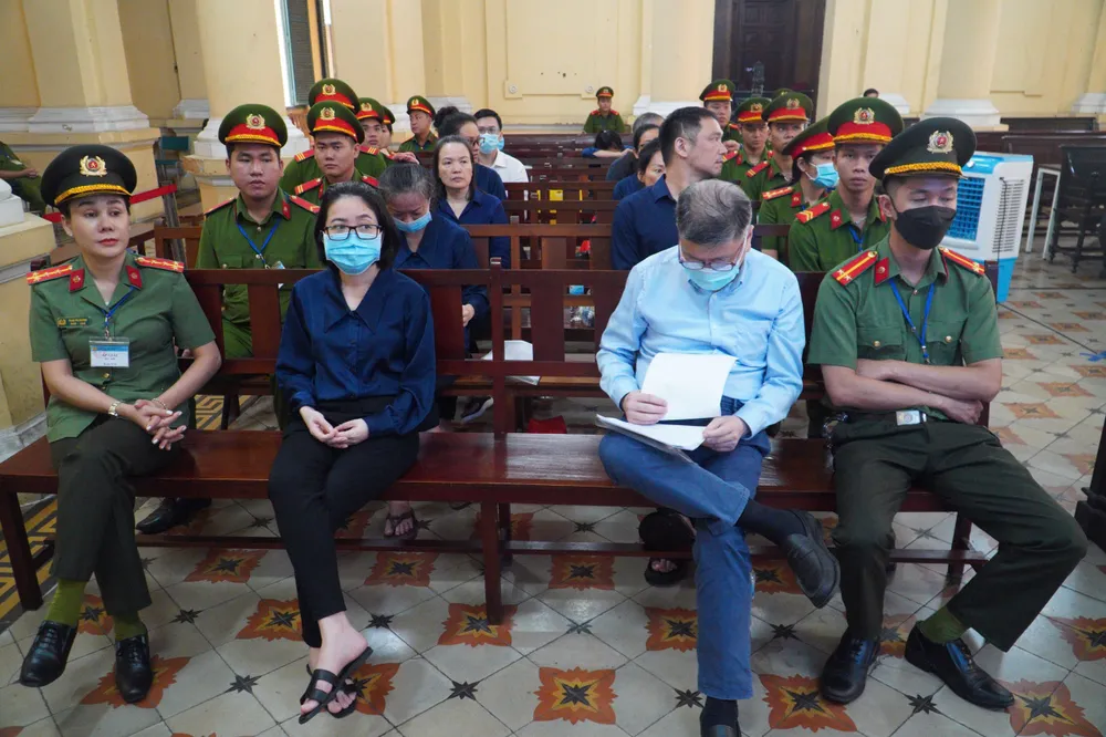 Các bị cáo trong phiên xét xử Trương Mỹ Lan giai đoạn 2. Ảnh: NGUYỄN TIẾN Đại diện Ngân hàng SCB khẳng định không chèo kéo khách hàng đầu tư trái phiếu
