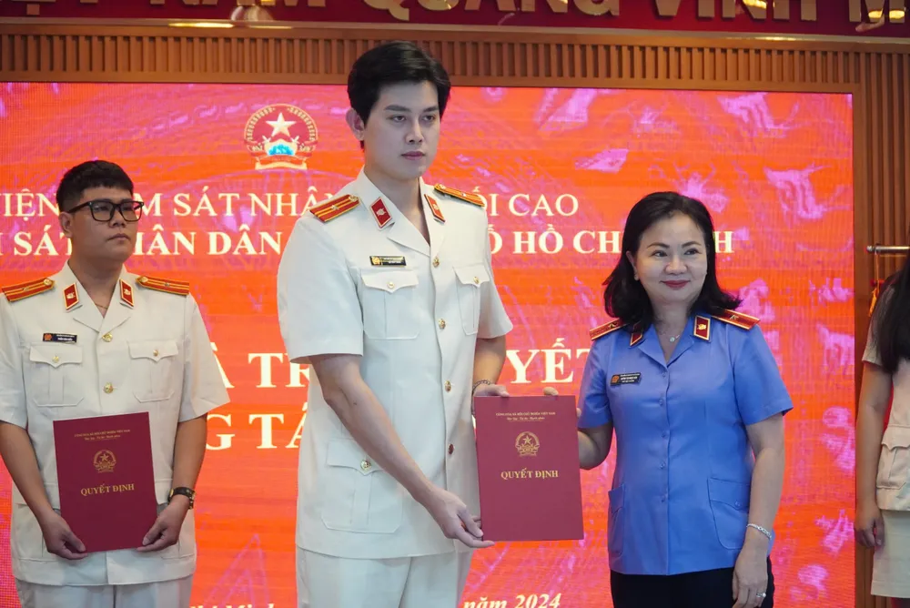 Trao quyet dinh ve cong tac can bo.jpg