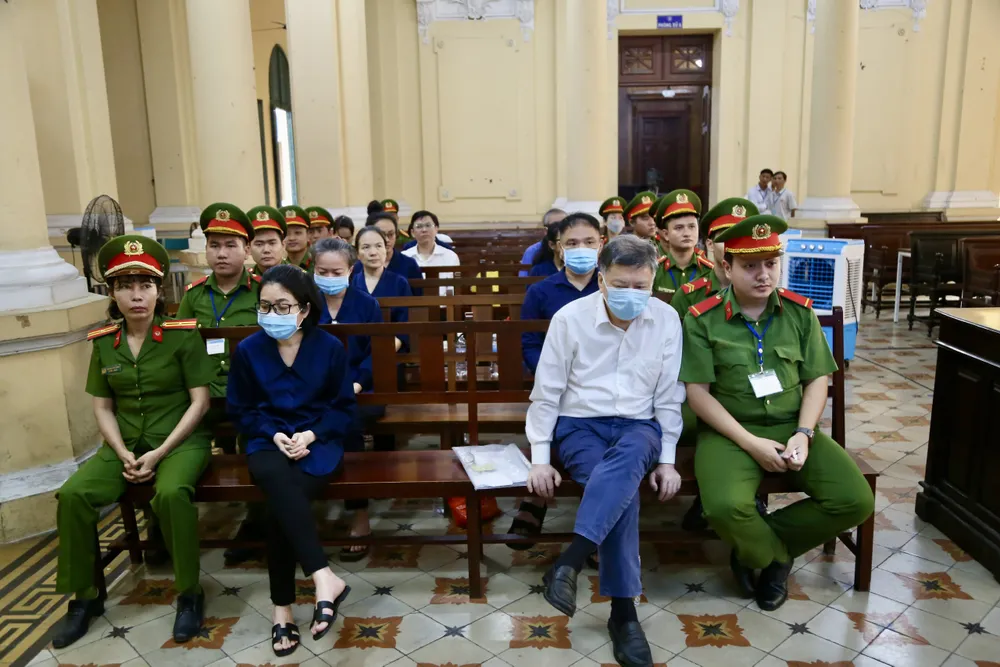Các bị cáo trong phiên xét xử Vạn Thịnh Phát giai đoạn 2. Ảnh: HOÀNG GIANG Các bị cáo trong vụ Trương Mỹ Lan.jpg