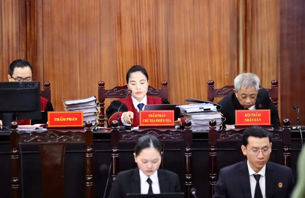 HĐXX vụ án Vạn Thịnh Phát giai đoạn 2. Ảnh: NGUYỆT NHI HĐXX vụ Trương Mỹ Lan.jpg