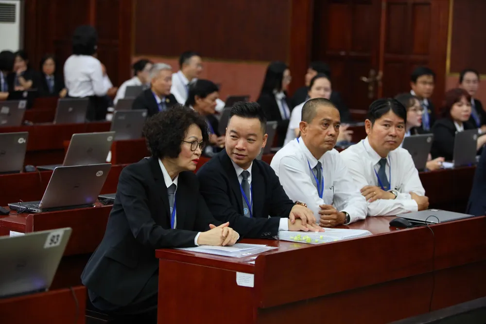 Các luật sư bào chữa trong phiên xét xử phúc thẩm giai đoạn 1 vụ Vạn Thịnh Phát. Ảnh: NGUYỆT NHI Luat su tham gia phien toa Truong My Lan.jpg