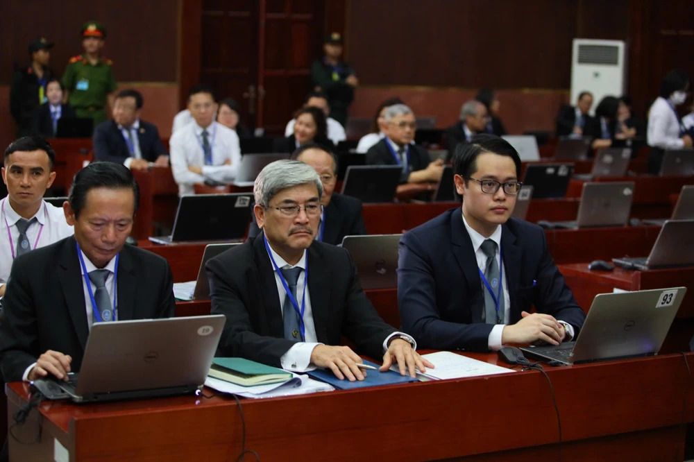 Các luật sư bào chữa trong phiên phúc thẩm giai đoạn 1 của vụ Vạn Thịnh Phát. Ảnh: NGUYỆT NHI