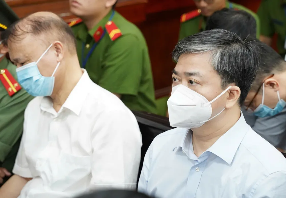 Bị cáo Lê Đức Thọ (bìa phải) tại phiên tòa. Ảnh: THUẬN VĂN vu Xuyen Viet Oil 8.jpg