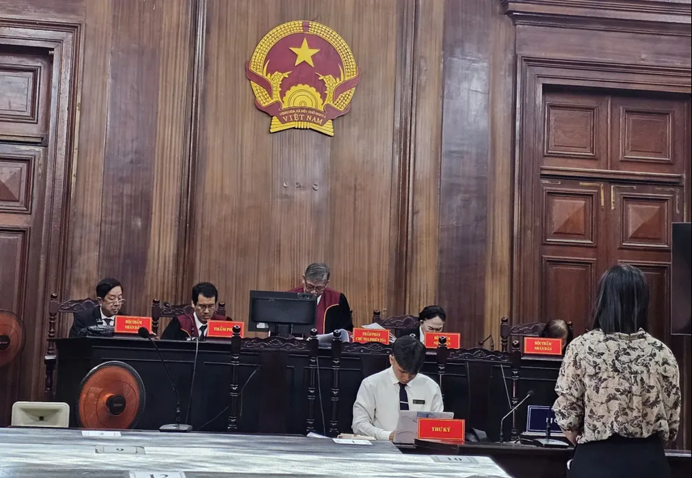 HĐXX tuyên án đối với bị cáo Nguyễn Thị Thùy Dương. Ảnh: SONG MAI công chứng viên tinh ý