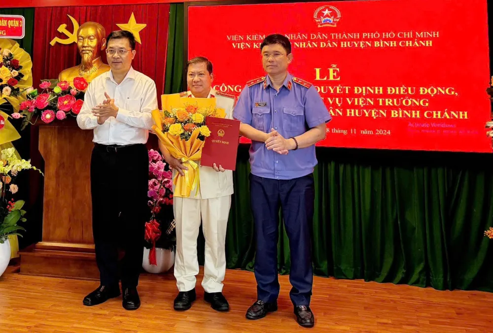Ông Nguyễn Thanh Nhã nhận quyết định điều động, bổ nhiệm Viện trưởng VKSND huyện Bình Chánh. Ảnh: NH VKSND huyện Bình Chánh