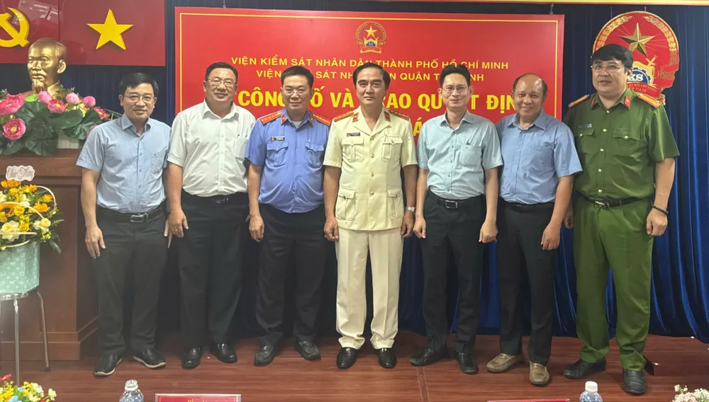 Ông Bùi Thanh Tùng Viện trưởng VKSND huyện Bình Chánh giữ chức vụ Viện trưởng VKSND quận Tân Bình. Ảnh: NH VKSND quan Tan Binh.jpg