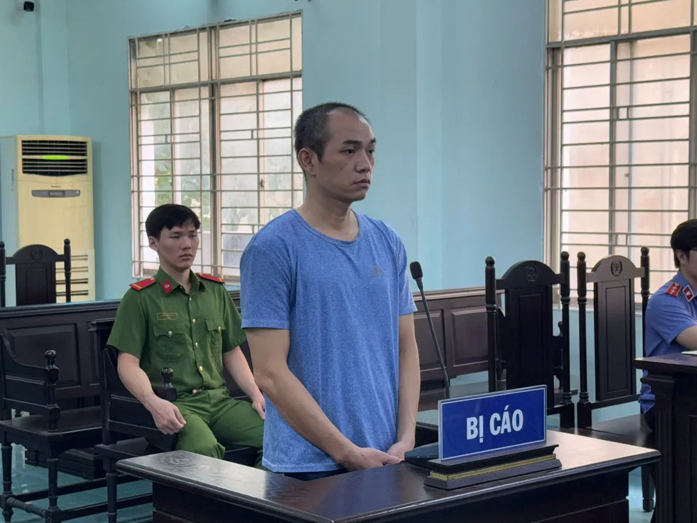 Người đàn ông đánh cô gái