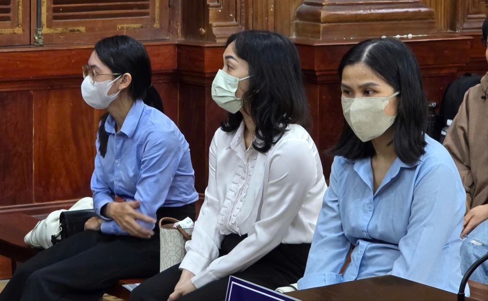 Do cần tiền trả nợ, cựu giám đốc phòng giao dịch của một ngân hàng đã chỉ đạo nhân viên tất toán 3,5 tỉ đồng từ sổ tiết kiệm của khách hàng.