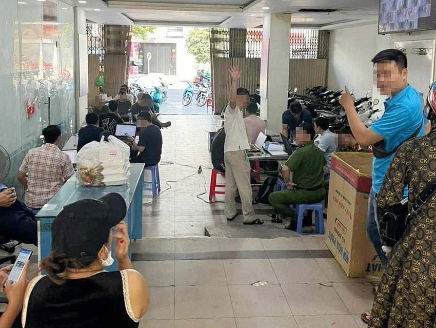 Lực lượng chức năng làm việc tại chung cư Miếu Nổi. Ảnh: CA de-nghi-truy-to-bi-can-ban-quan-tri-cu-chung-cu-mieu-noi-tham-o-gan-2-5-ti-dong-1.jpeg