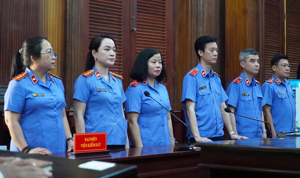 Đại diện VKS giữ quyền công tố, xét xử tại phiên tòa. Ảnh: NGUYỄN TIẾN hinh-anh-ngay-dau-xet-xu-cuu-chu-tich-tinh-an-giang-nhan-tien-tiep-tay-khai-thac-cat-lau-3.jpg