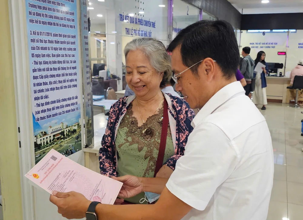 Bà Nguyễn Ngọc Liên vui mừng khi được cấp lại sổ hồng. Ảnh: SONG MAI Nguyễn Ngọc Liên