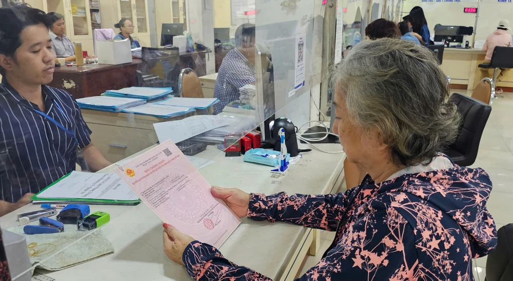 Sau gần 6 năm, bà Nguyễn Ngọc Liên đã được cấp lại sổ hồng. Ảnh: SONG MAI ba-nguyen-ngoc-lien-da-nhan-duoc-so-hong-2.jpg