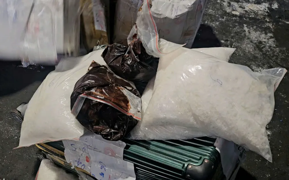 Ketamin và ma túy đá là tang vật trong vụ án được mang đi tiêu hủy. Ảnh: SONG MAI