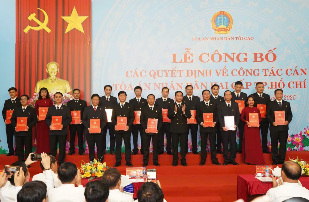 Chánh án TAND TP.HCM Lê Thanh Phong trao quyết định bổ nhiệm của Chánh án TAND Tối cao cho 19 chánh án TAND khu vực TP.HCM. Ảnh: THUẬN VĂN