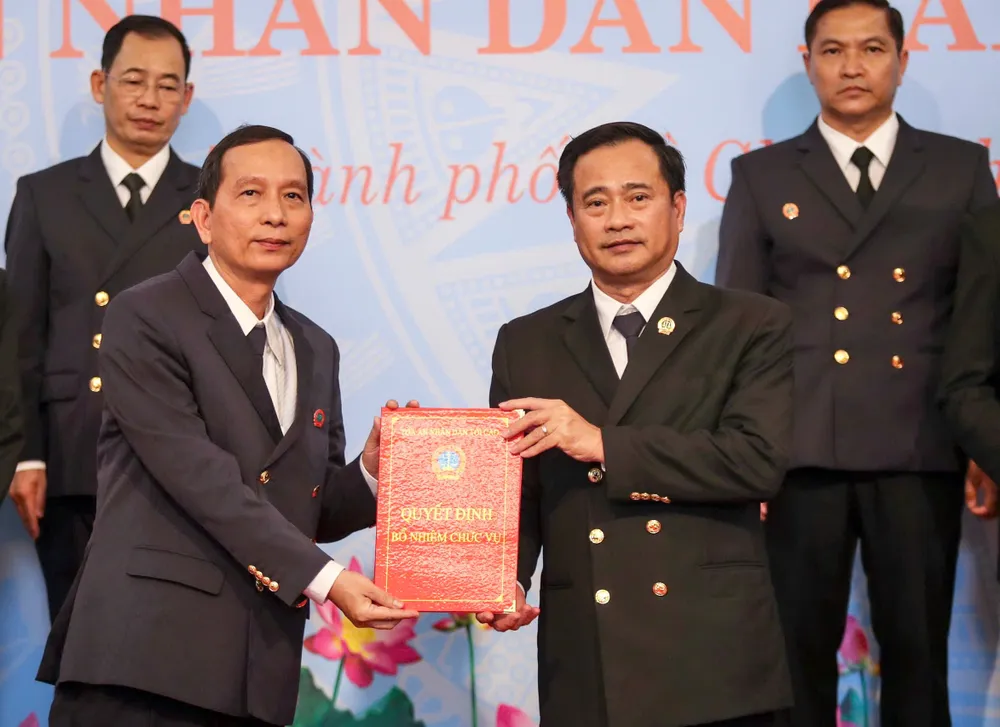 chum-anh-tand-tp-hcm-trao-quyet-dinh-19-chanh-an-tand-khu-vuc-tp-hcm-13.jpg