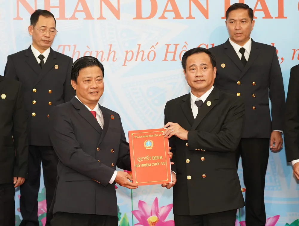 chum-anh-tand-tp-hcm-trao-quyet-dinh-19-chanh-an-tand-khu-vuc-tp-hcm-13.jpg