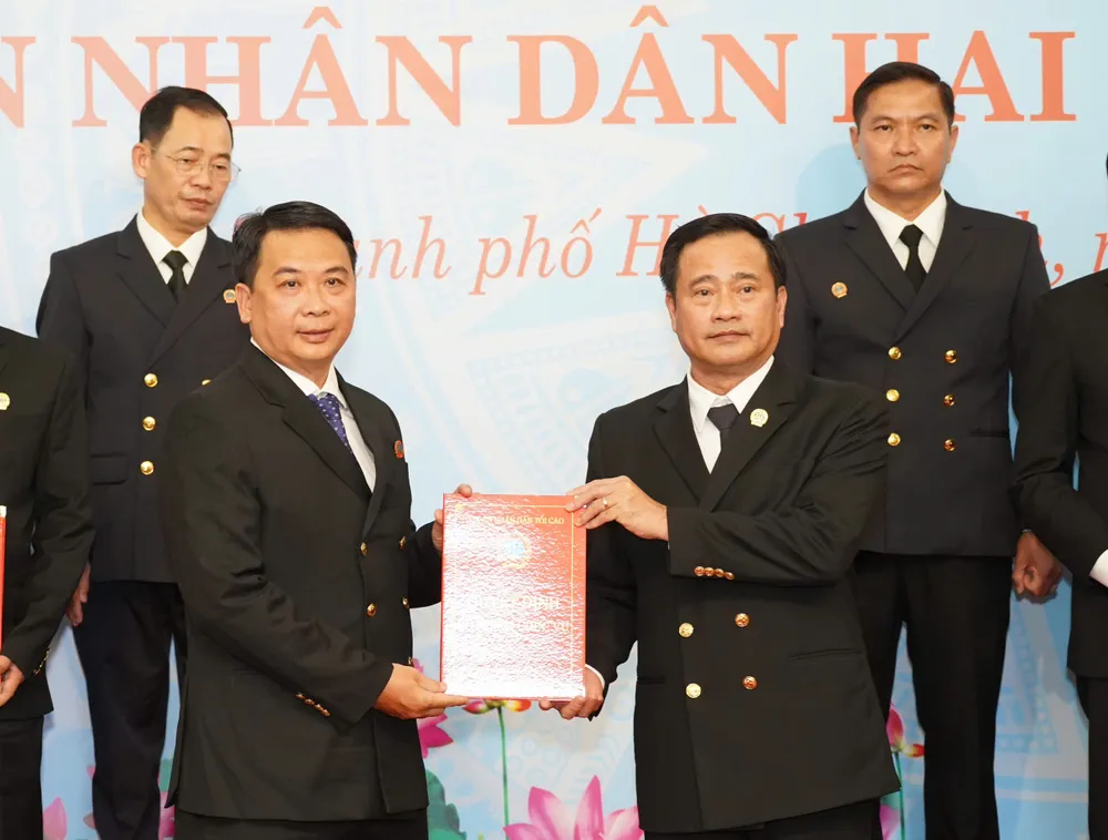 chum-anh-tand-tp-hcm-trao-quyet-dinh-19-chanh-an-tand-khu-vuc-tp-hcm-5.jpg