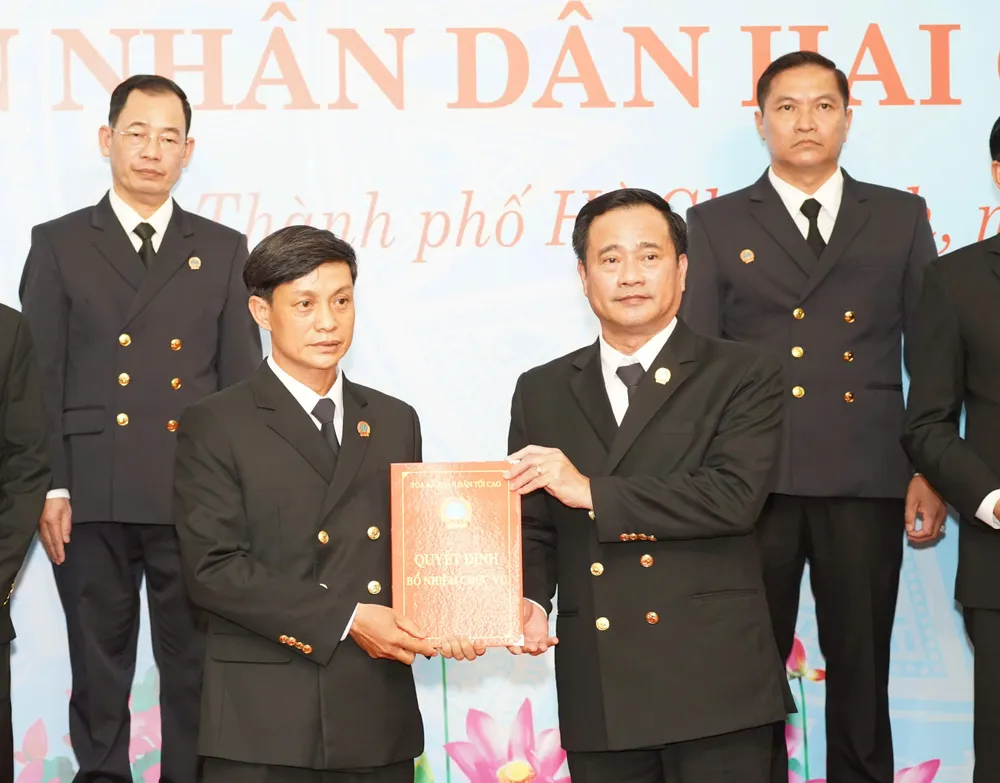 chum-anh-tand-tp-hcm-trao-quyet-dinh-19-chanh-an-tand-khu-vuc-tp-hcm-6.jpg