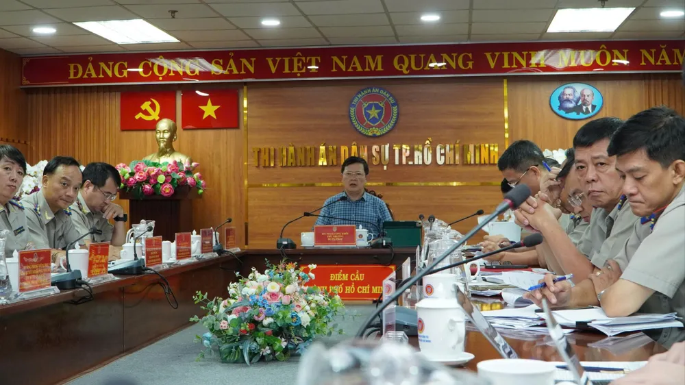 Quang cảnh buổi làm việc về tình hình ứng dụng công nghệ thông tin, chuyển đổi số. Ảnh: CẨM TÚ thi hành án