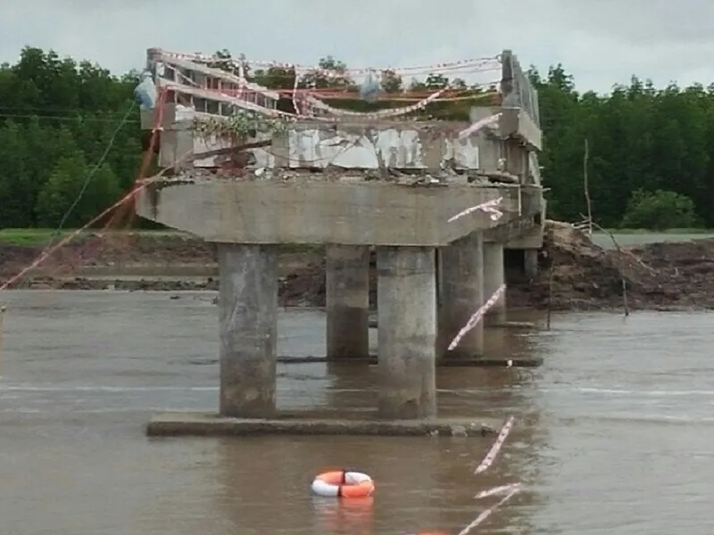 Cầu Ô Rô bị sập 2 nghiệp giữa hoàn toàn xuống sông.