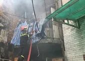 Dập tắt đám cháy lớn ở 1 chợ tại Cà Mau ảnh 4 Cháy nhà trong hẻm ở quận 1, may mắn 8 người thoát nạn