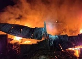 Cháy nhà kho trong đêm, thiệt hại hàng tỉ đồng