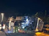 Lật xe tải và xe cẩu ở đèo Lò Xo, 1 người tử vong