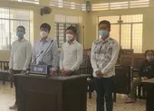 Sau khi tòa tuyên y án, 1 bị cáo lao người vào dòng xe trước cổng tòa án ảnh 3 Vụ chém người trong đêm: Nghi vấn băng nhóm tìm 3 người đi bộ để chém