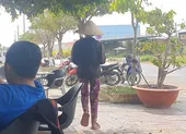 Bé gái bị bạo hành sau bụi rậm ở Cà Mau đã phục hồi và rất thích đọc sách ảnh 2 Vụ clip đánh đập trẻ con sau bụi rậm: Đã xác minh được người đánh