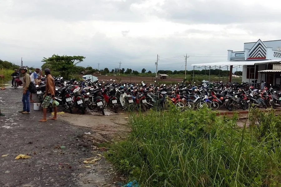 Bãi giữ xe máy cho những người đi bắt nghêu ven biển thuộc huyện Hòa Bình, tỉnh Bạc Liêu. Ảnh: TRẦN VŨ