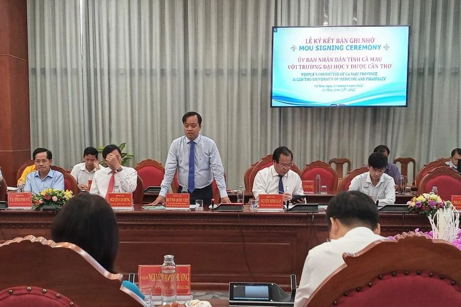 Chủ tịch tỉnh Cà Mau Huỳnh Quốc Việt làm việc với Đoàn cán bộ cấp cao của Đại học Y Dược Cần Thơ do PGS.TS Nguyễn Minh Phương, Chủ tịch Hội đồng Trường làm Trưởng đoàn. Ảnh: TRẦN VŨ