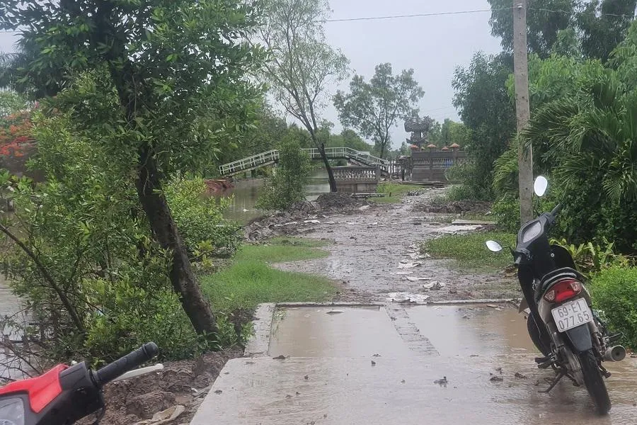 Con đường Kênh Sẽ bị chi cắt vì vướng khu nhà mồ của dân. Ảnh: TRẦN VŨ Con đường Kênh Sẽ bị chi cắt vì vướng khu nhà mồ của dân. Ảnh: TRẦN VŨ