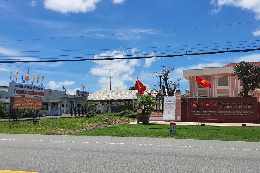 Công ty thực phẩm Cà Mau nay đã có 2 Công ty khác vào dựng biển tiếp quản các phần nhà xưởng, trong khi tỉnh Cà Mau đang cho thu hồi toàn bộ đất để đấu giá theo luật định. Ảnh: Trần Vũ.