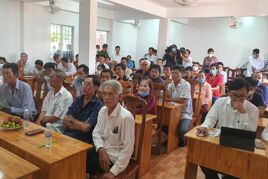 Quang cảnh cuộc họp đối thoại giữa 23 hộ dân khiếu nại với Phó chủ tịch tỉnh Cà Mau, ông Lâm Văn Bi. Ảnh: TRẦN VŨ. Quang cảnh cuộc họp đối thoại giữa 23 hộ dân khiếu nại với Phó chủ tịch tỉnh Cà Mau, ông Lâm Văn Bi. Ảnh: TRẦN VŨ.